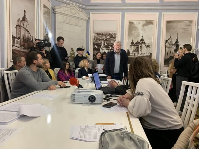 Власник був російськомовним. Консультативна рада при ДОКС вважає, що садибу Зеленських можливо знести в рамках дерусифікації