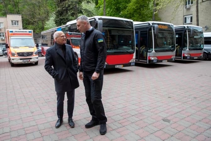 Київ отримав ще кілька автобусів і «швидких» від Німеччини
