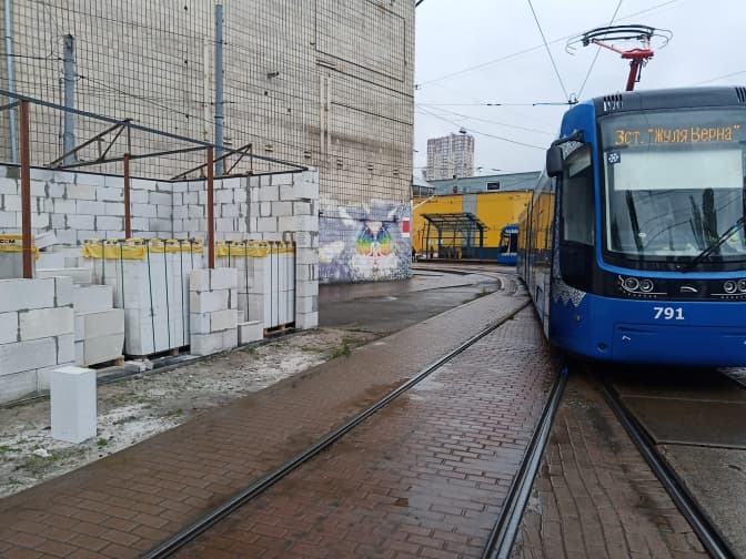 На Старовокзальній впритул до трамвайної колії будують невідому споруду