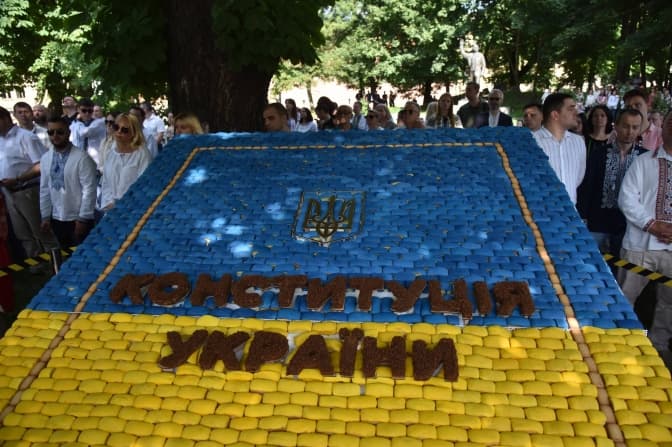 У Львові створили найбільшу солодку копію книги Основного Закону України. Фото