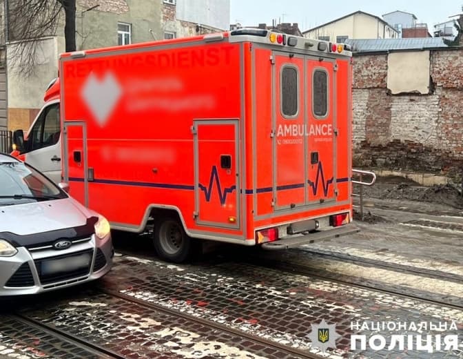 У Львові автомобіль «швидкої» збив жінку