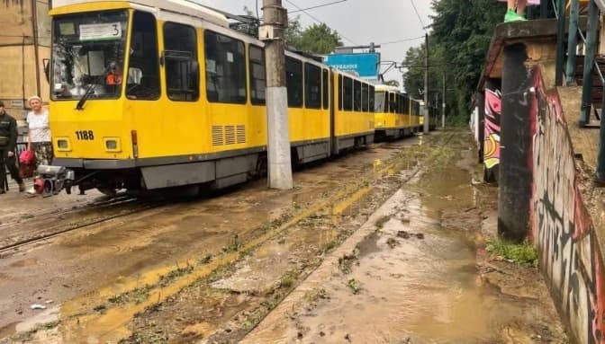Через зливу у Львові не курсує частина електротранспорту. Оновлено