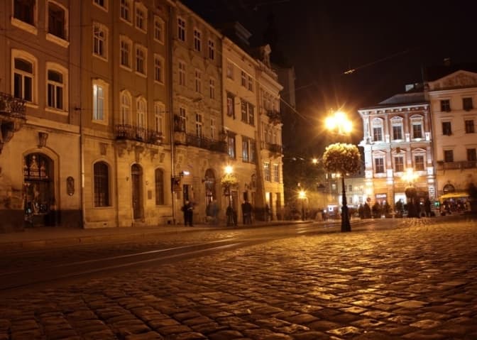 На площі Ринок відремонтують ліхтарі