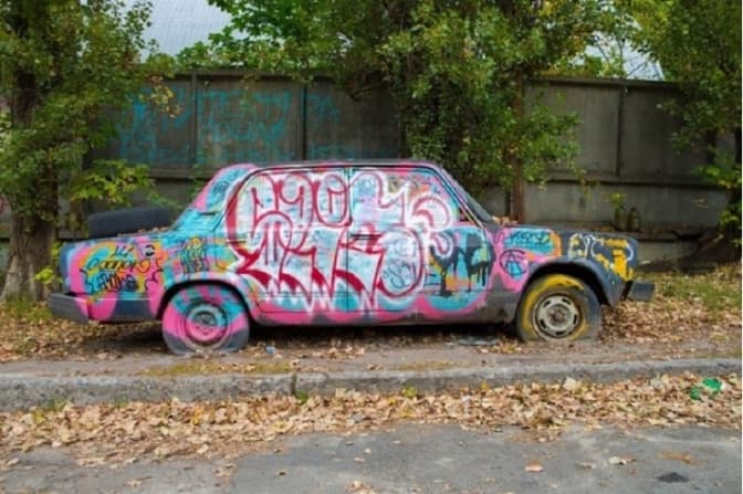 Стало відомо, куди звозитимуть покинуті авто у Львові