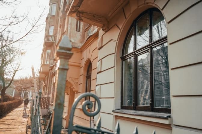 В історичному будинку Львова замінили вікна за зразком автентичних. Фото