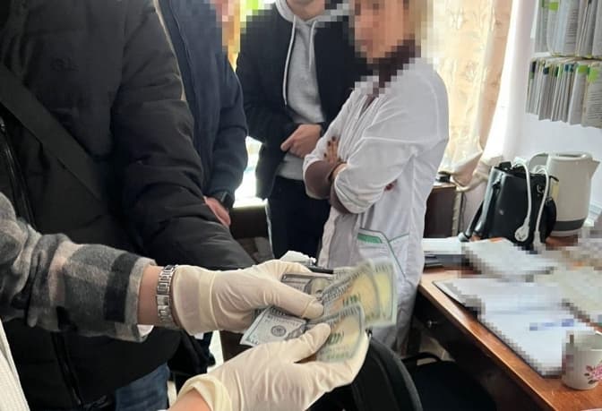 1000 доларів за довідку. На Львівщині працівників лікарні викрили на корупційній схемі
