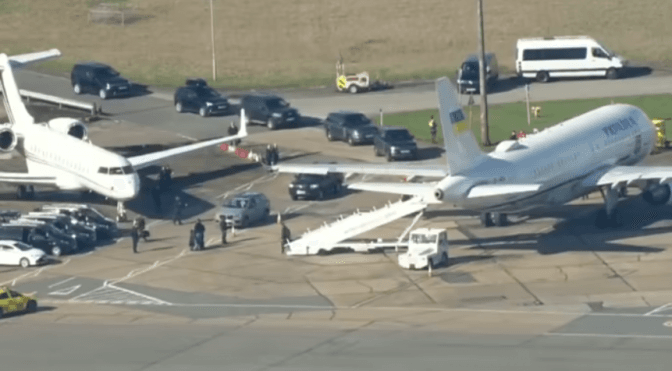 Зеленський прилетів до Великої Британії