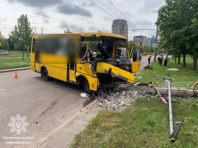 На Сихові автобус потрапив у ДТП. Рух перекритий