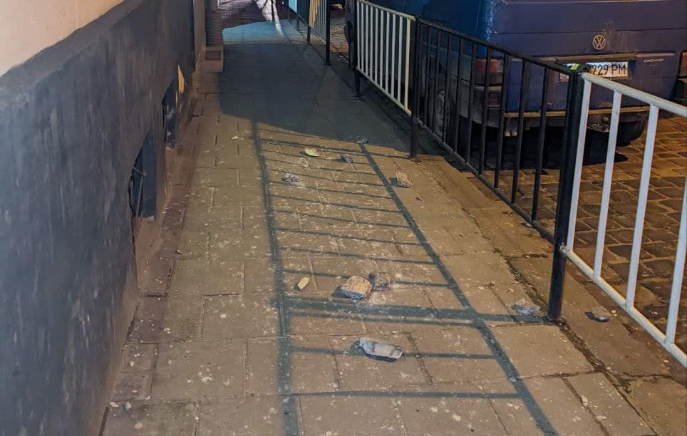 На вулиці Чупринки у Львові частина обваленого фасаду травмувала пішохода