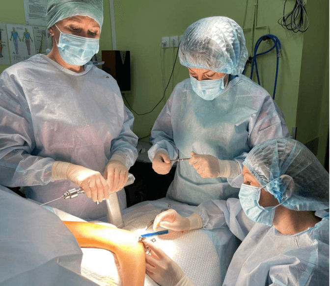 Львівські ортопеди врятували 16-річного підлітка зі складним вродженим зрощенням кісток руки