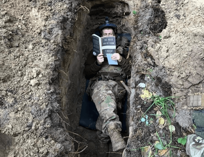 Тімоті Снайдер опублікував фото військового, що читає його книжку. Ним виявився випускник університету у Львові