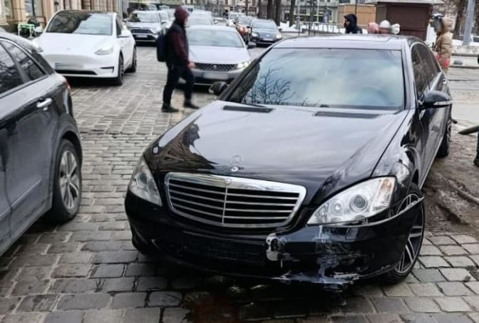 На проспекті Свободи у Львові водій Mercedes збив 47-річну пішохідку. Вона в лікарні
