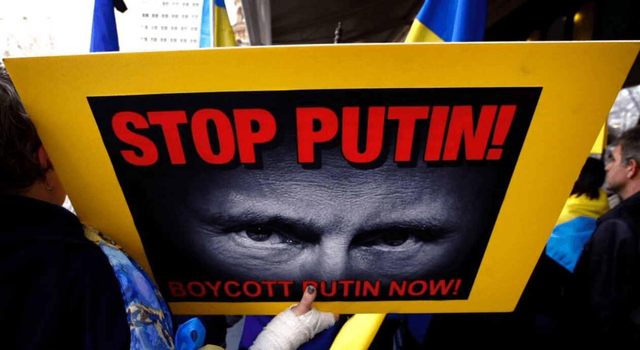 Зображення володимира путіна на плакаті учасників акції протесту в Австралії через два дні після збитого 17 липня російськими гібридними силами на Донбасі «Боїнга», в результаті чого загинули 298 людей. 19 липня 2014 року / Фото: Reuters