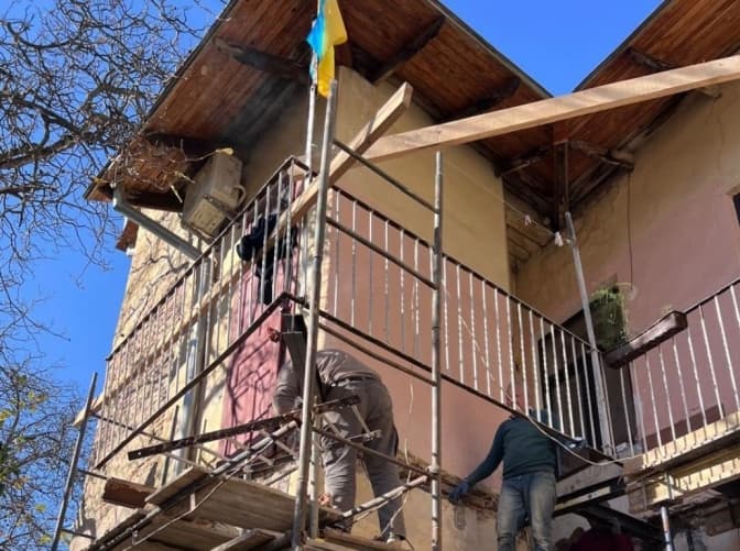 До зими мають встигнути: у Львові ремонтують будинки, пошкоджені ракетними ударами влітку. Фото