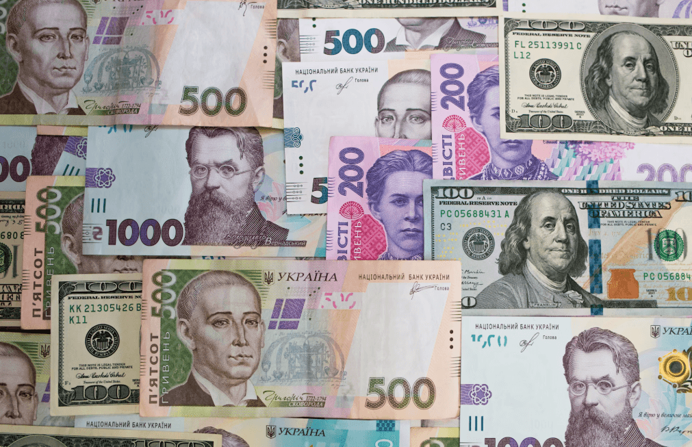 Україна розглядає прив’язку гривні до євро замість долара