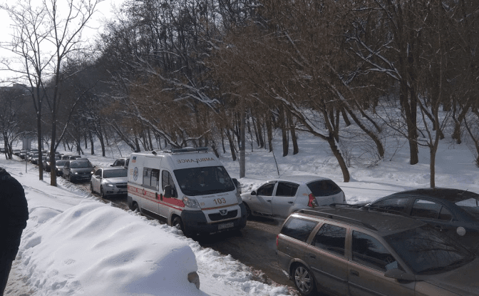 Поблизу заїзду у дитячу лікарню на Пилипа Орлика заборонили паркування