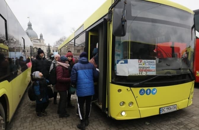 У Львові назвали перевізників, які возили переселенців до кордону за завищеними цінами