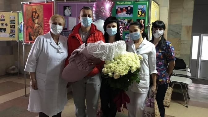 У Львові лікарі виходили дівчинку, яка народилась із вагою 790 грамів