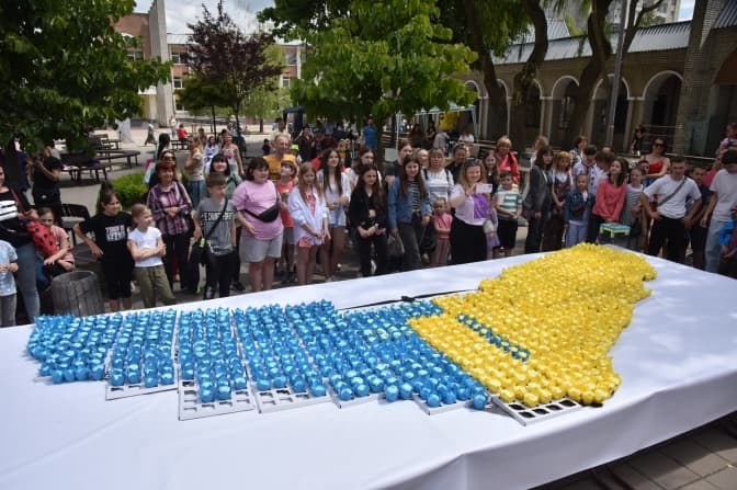 У Львові встановили рекорд України: створили найбільший безпілотник з капкейків