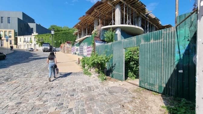 Біля скандальної недобудови на Андріївському узвозі з’явився будівельний паркан