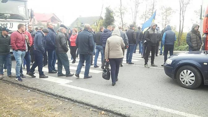 На Львівщині протестувальники другу добу перекривають міжнародну трасу