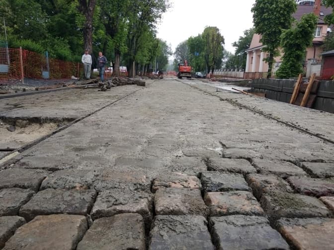 На Замарстинівській почали класти бруківку. Фото