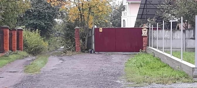 У селі біля Львова мешканець захопив частину дороги і збудував паркан