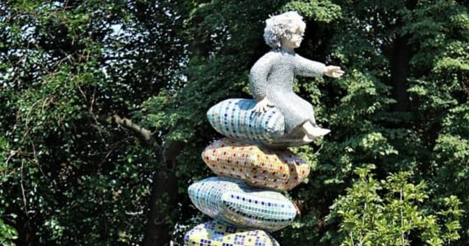 З’явилась петиція з вимогою відновити скульптуру дівчинки на подушках на Пейзажній алеї в Києві