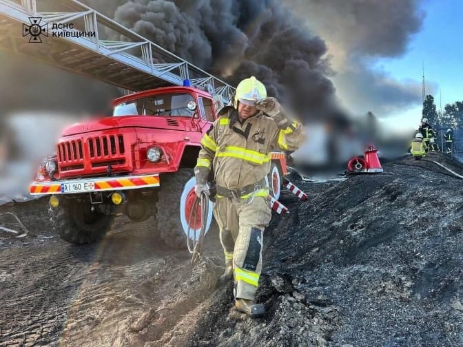 На Київщині в результаті російської атаки горів промисловий об’єкт