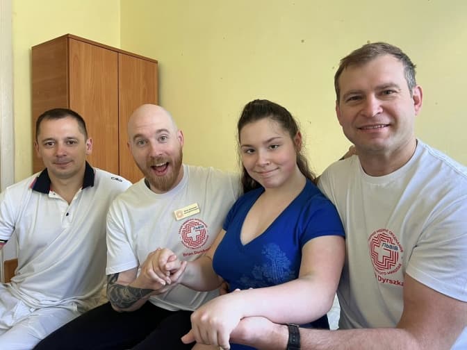 Хребет викривився на 90 градусів. Львівські медики провели успішну операцію дівчині з ДЦП
