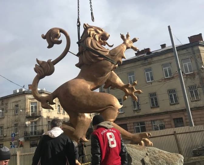 На перехресті Городоцької та Бенедиктовича встановлюють пам'ятник ЗУНР. Фото дня