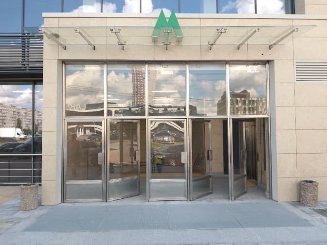 У Києві відкрили оновлений вхід до станції метро “Оболонь”