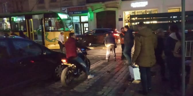 Ситуація на дорогах Львова: на Дорошенка ускладнено рух