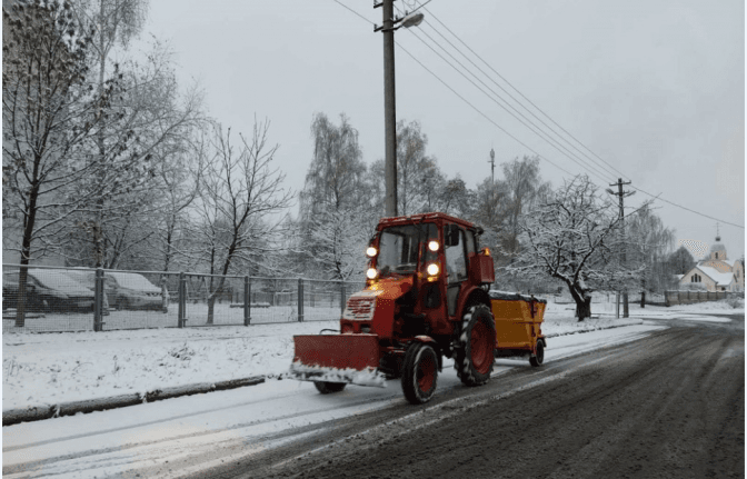 Сьогодні на вулиці Львова виїхала снігоочисна техніка