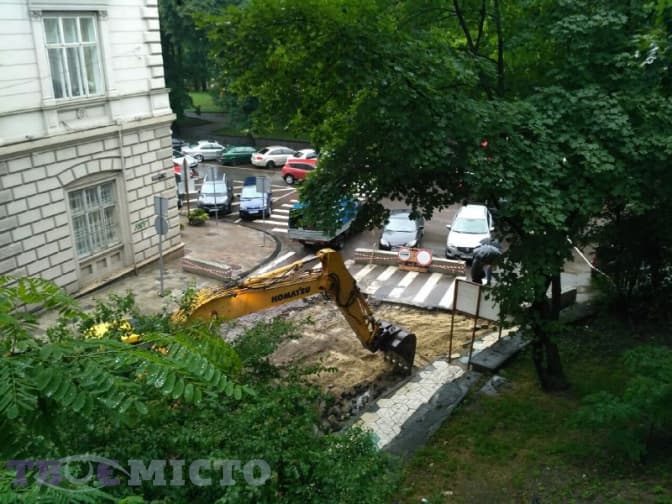 На вулиці Просвіти у Львові почали знімати бруківку. Фото