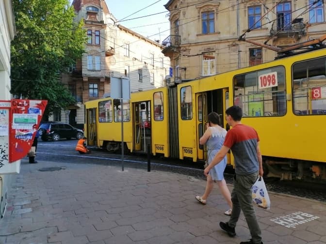 Ситуація на вулицях Львова. На площі Франка трамвай зійшов із колій