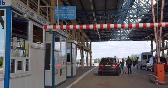 На кордоні з Польщею зупинилось майже 200 автомобілів. Де найбільші черги