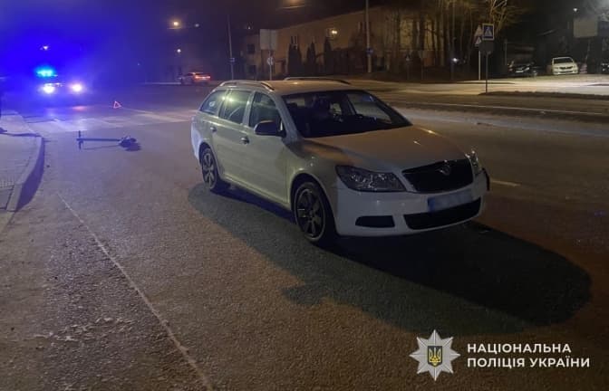 У Львові на Сихові автомобіль наїхав на двох дівчат на самокаті