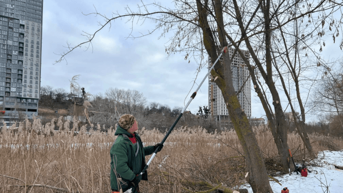 В парку біля Совських ставків проводять прибирання території за новими стандартами