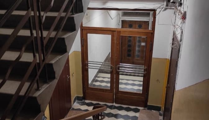 Мешканці Кастелівки відновили внутрішні двері будинку. Фото до і після