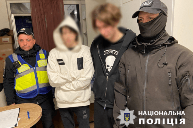 Поліція затримала юнаків, які голосно слухали російську музику на Подолі