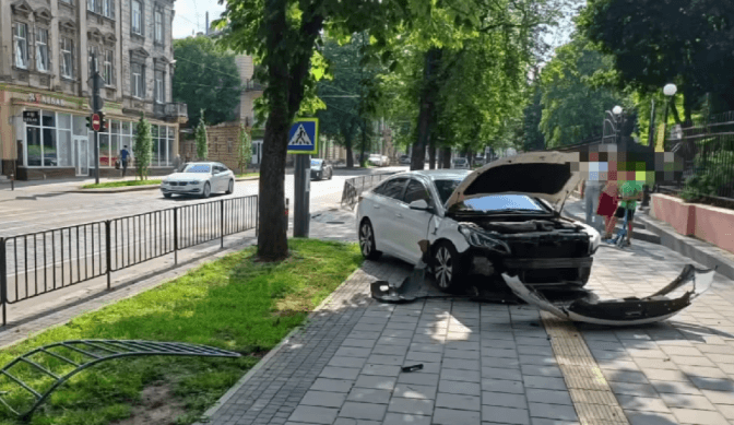 Біля «Львівської політехніки» 19-річний водій без прав зніс огорожу