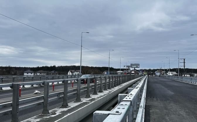 Рух новим мостом між Києвом і Гостомелем повністю відновили