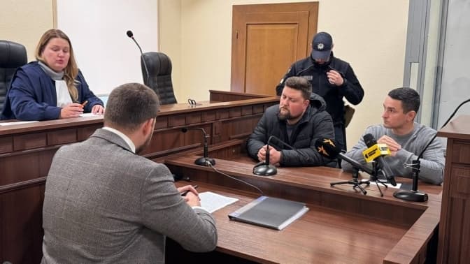 Поліцейських, які били чоловіка біля Голосійського ТЦК, взяли під домашній арешт