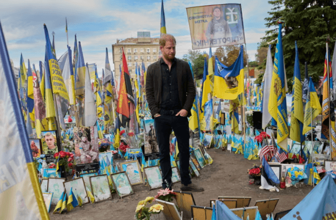 "Це одна з найсумніших речей, які я коли-небудь бачив", — Принц Гаррі після відвідин меморіалу полеглим захисникам на Майдані у Києві