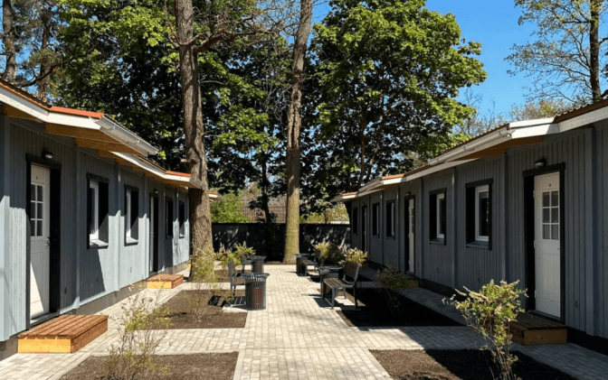 В Ірпені відкрили модульне містечко з дерев'яних таунхаусів