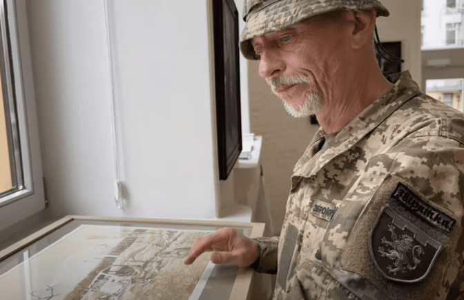 Військовий зі Львова виставив свої картини на аукціон, щоб зібрати кошти на дрони