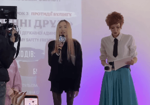 Скандал у Києві: блогерку, яка пропагує нездорову худобу і транслює контент російською, запросили виступити у ліцеї