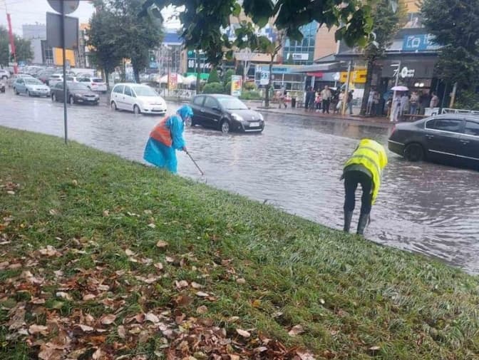 У Львові підтопило вулиці та зупинився рух транспорту через сильну зливу