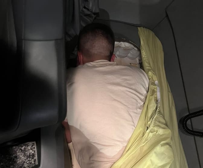 На Львівщині водій вантажівки намагався незаконно перевезти сина через кордон